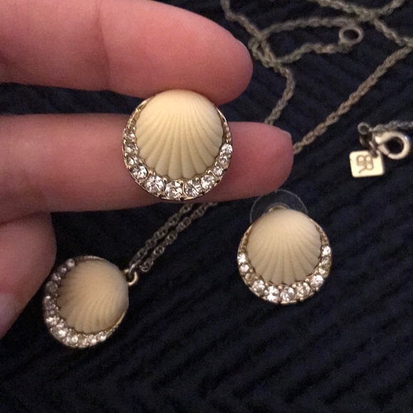 Banana Republic gold shell necklace and earrings - Picture 2 of 5